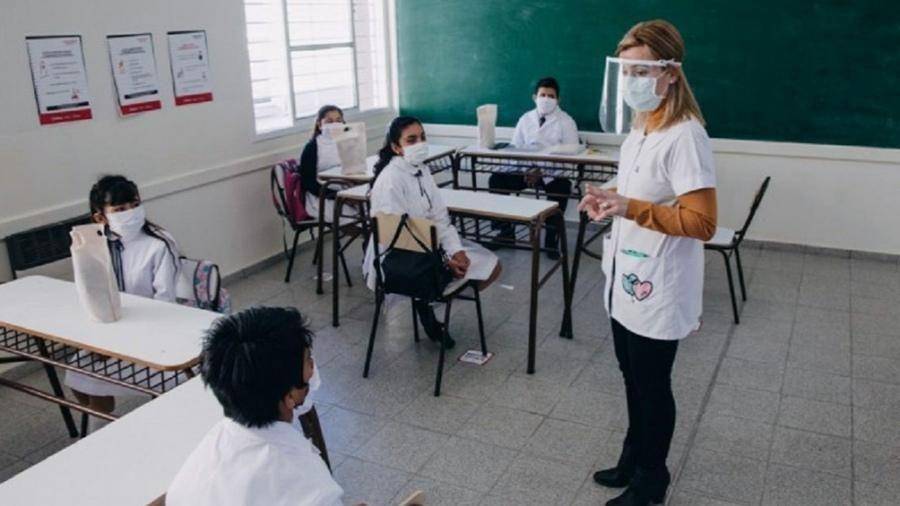 Barbijos en las aulas: la nueva puja entre la Provincia y la oposición