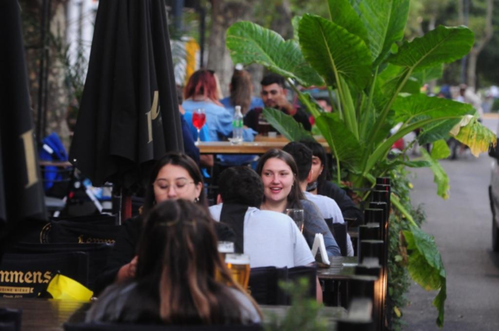 Bares y restaurantes repuntan: pero todavía sin motivos para descorchar