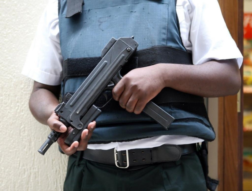 Escapan de un control policial con disparos de una ametralladora Uzi