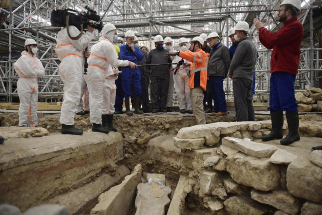 Misterios en Notre Dame: hallan un sarcófago de plomo y unas manos de piedra