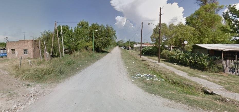 Reconocen a un policía y lo golpean ferozmente