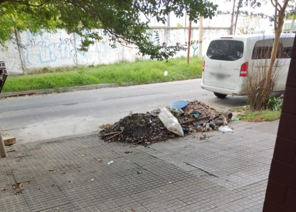Un montículo de tierra la salvó de una entradera