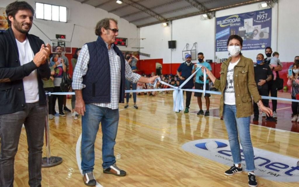Inauguran cancha de parquet de club Los Cooperarios