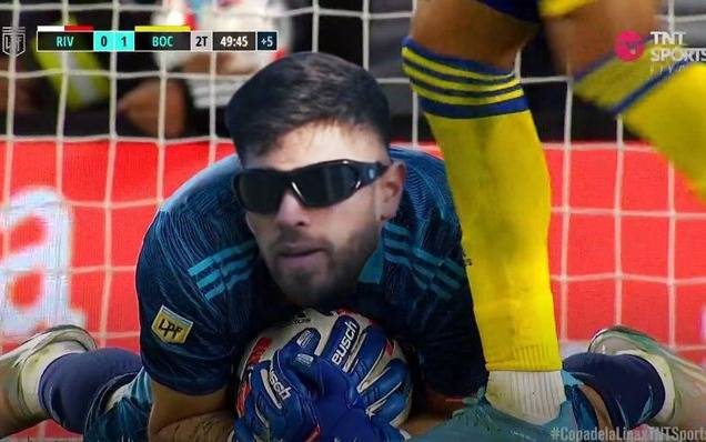 Los imperdibles memes del superclásico le apuntaron a González Pires y Armani
