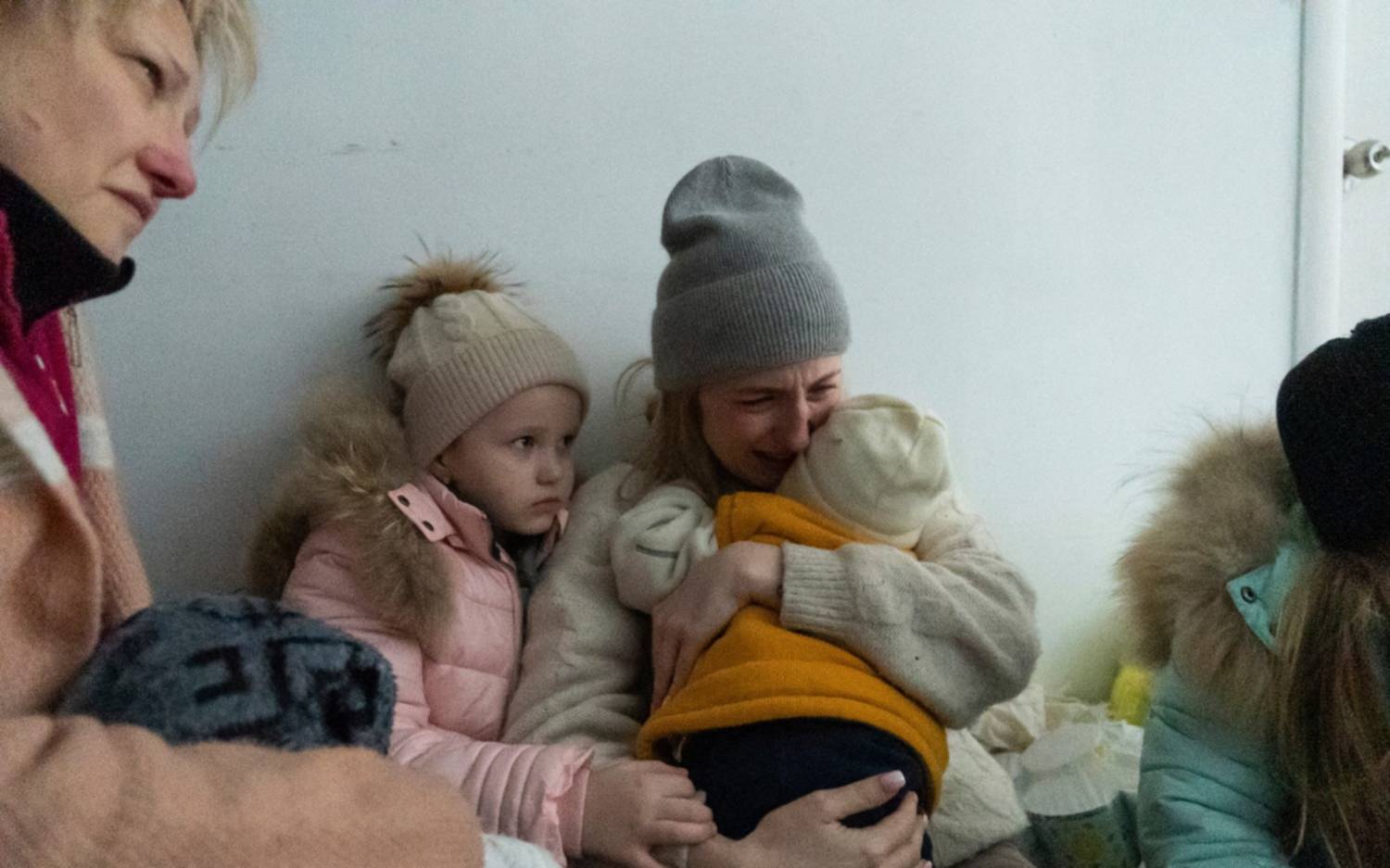 En medio del asedio denuncian traslado ilegal de mujeres y niños ucranianos a Rusia 