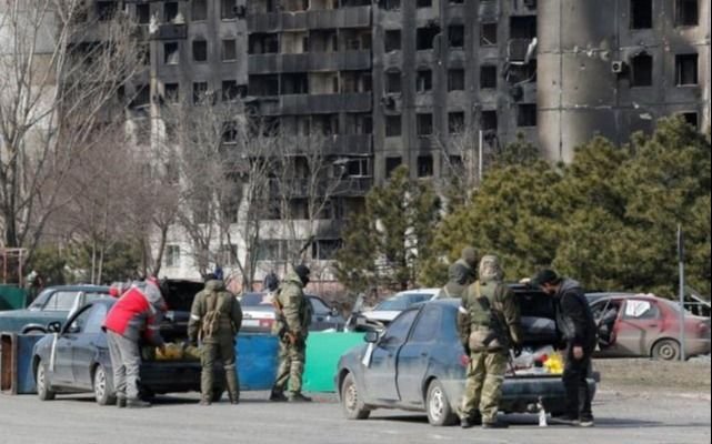 Funcionarios ucranianos aseguran que las tropas rusas secuestran a residentes de Mariupol
