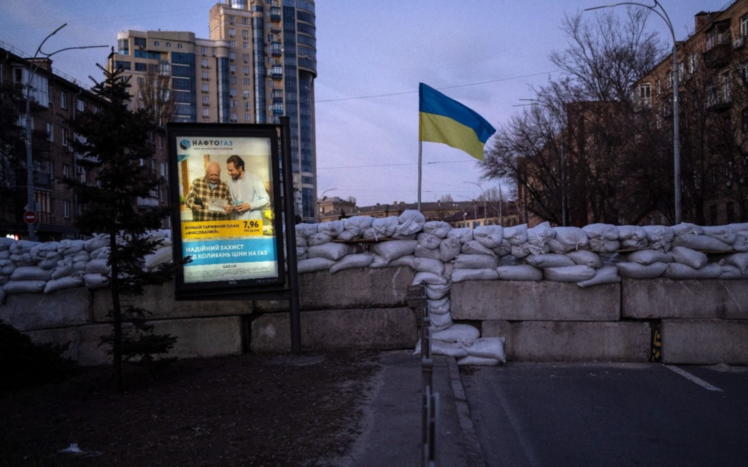 Toque de queda en Kiev y pese al asedio ruso Ucrania afirma haber recuperado un suburbio clave