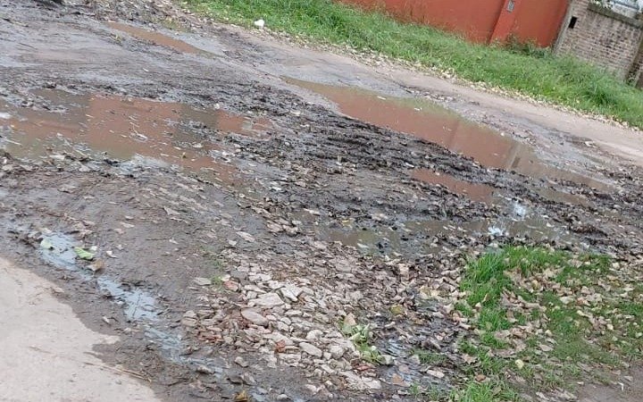 Una esquina en modo "pista de rally" en Barrio Aeropuerto
