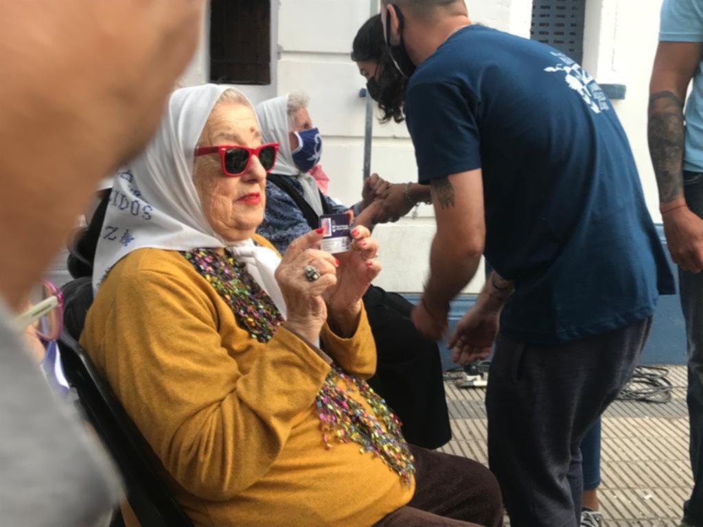 Hebe de Bonafini, socia ilustre de Gimnasia y polémica