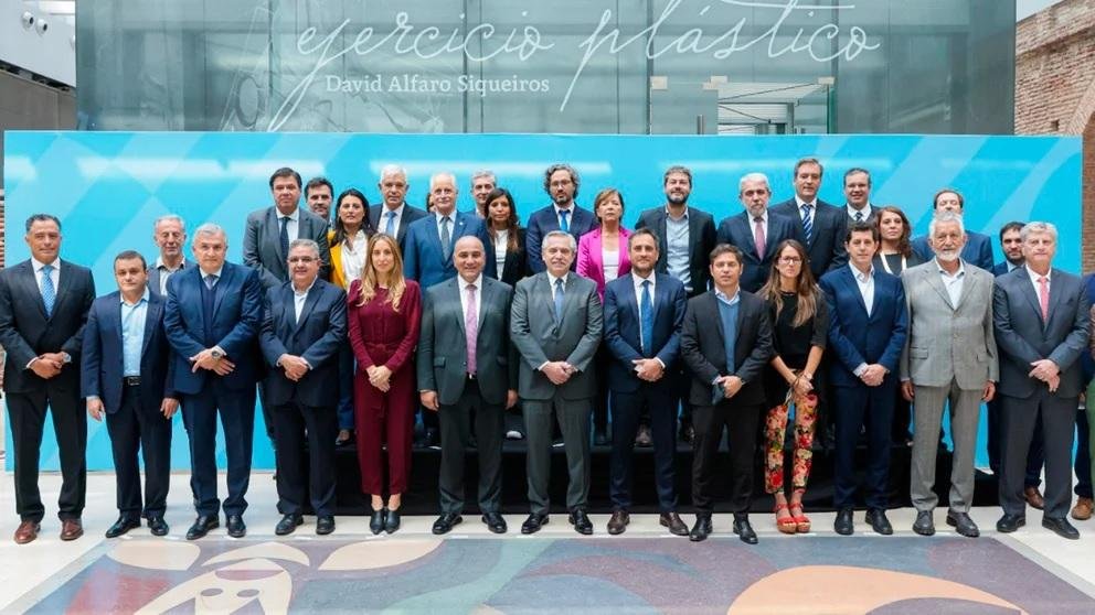 El Presidente lanzó reproches en la interna y se mostró con el Gabinete