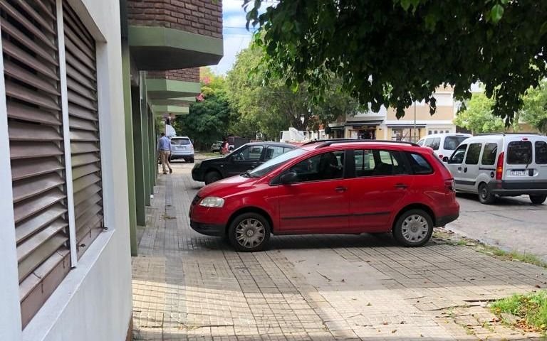 Sigue la fiesta del "estaciono donde quiero": en la rambla, en la vereda y en una rampa