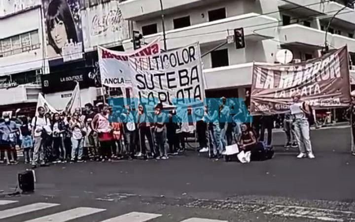 Corte total en 7 y 50 por una protesta de docentes que temen quedarse sin trabajo
