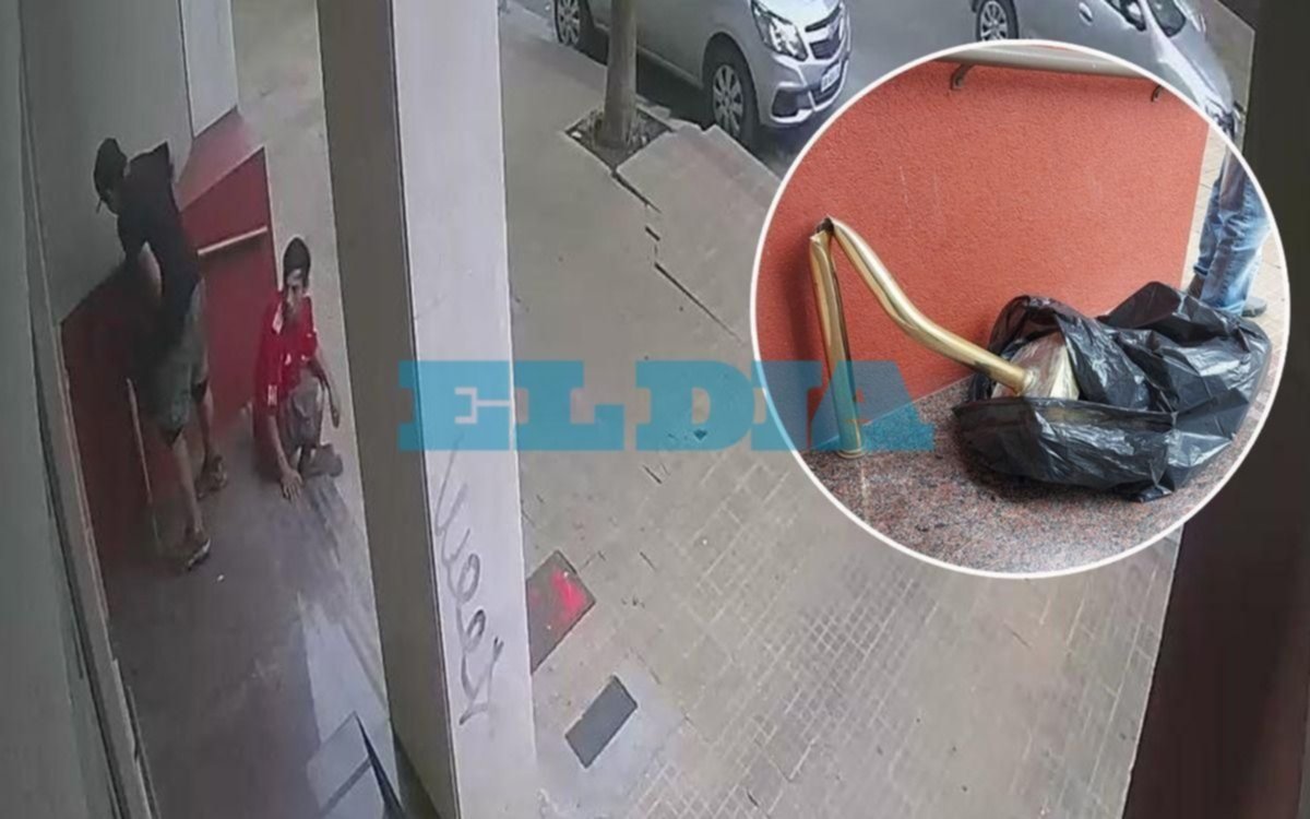 Sorprenden a dos hombres en el Casco Urbano robando barandas para revender las piezas de bronce