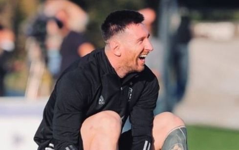 Con nuevo look y a pura sonrisa, la foto que Messi subió a las redes