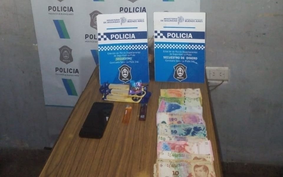 Robo "piraña" en plaza Italia: actuaron 3 chicos que en segundos se llevaron de todo