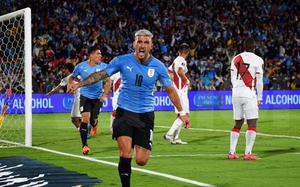 Uruguay ganó con lo justo y otra vez jugará el Mundial