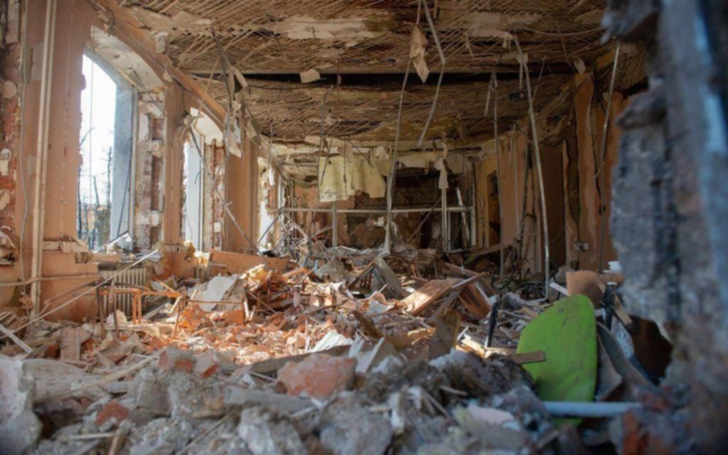 Más ataques, más muertes, más destrucción: Rusia bombardeó un centro médico de Járkiv