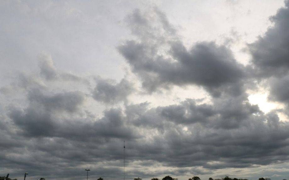 Cielo nublado y  lluvias aisladas