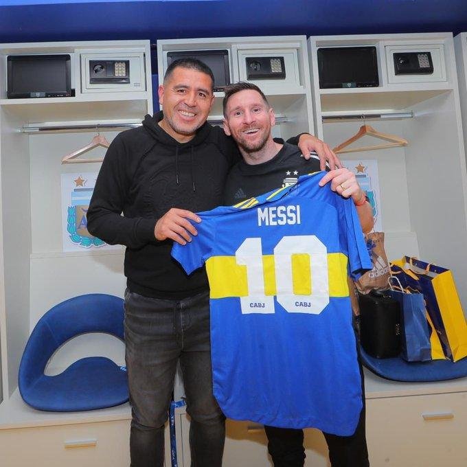 Messi posó con la camiseta de Boca que le regaló Riquelme