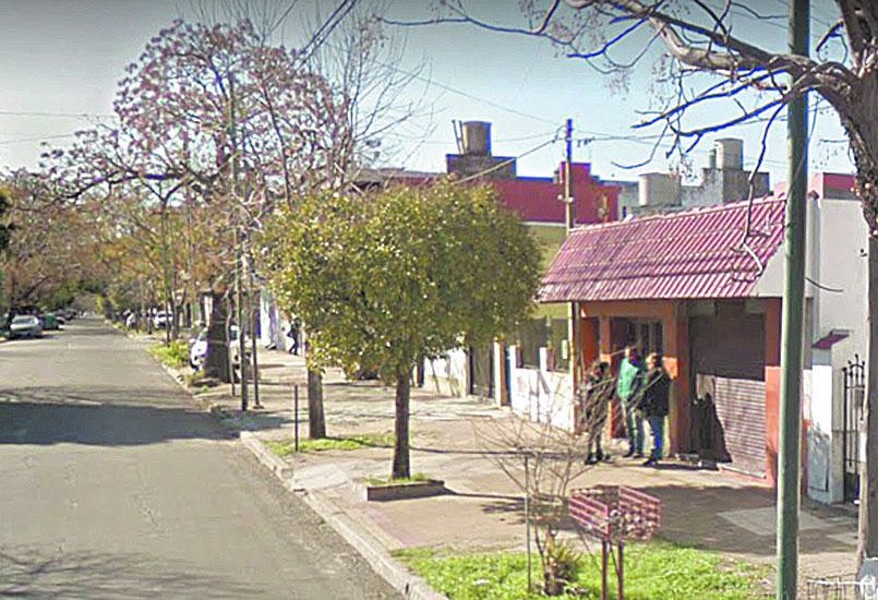 Encañonan a una mujer y huyen con su vehículo