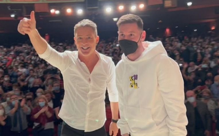 VIDEO. Messi fue al teatro a ver la obra de Suar, se descostilló de risa y recibió una ovación