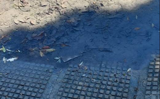 Una pérdida de agua en diagonal 74 y 56 genera preocupación vecinal