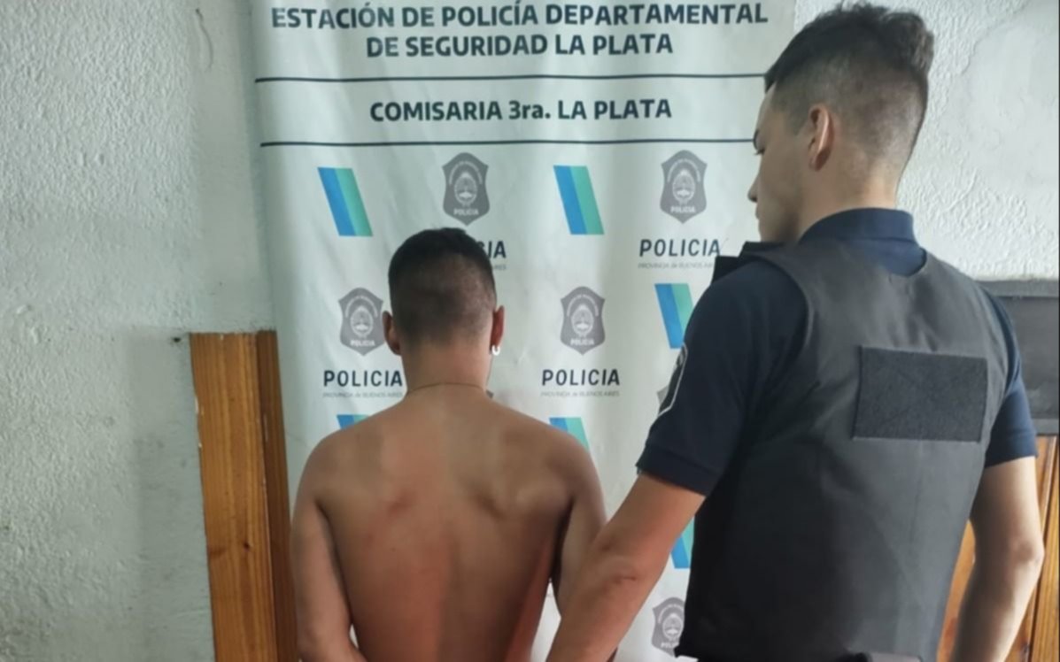 Descartó una escopeta recortada en un baldío, lo vio la policía y quedó detenido