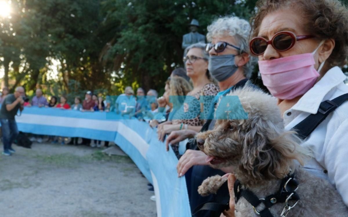 Realizaron un abrazo simbólico en el Paseo del Bosque por el Teatro del Lago