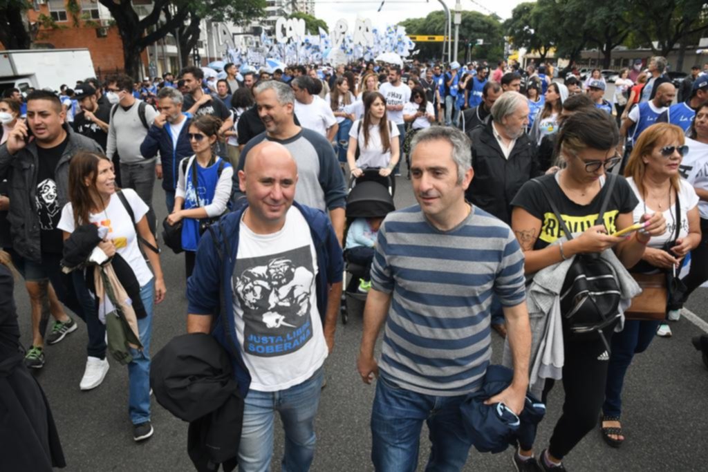 “Gobierna con cinco amigos”, le disparó Larroque al Presidente