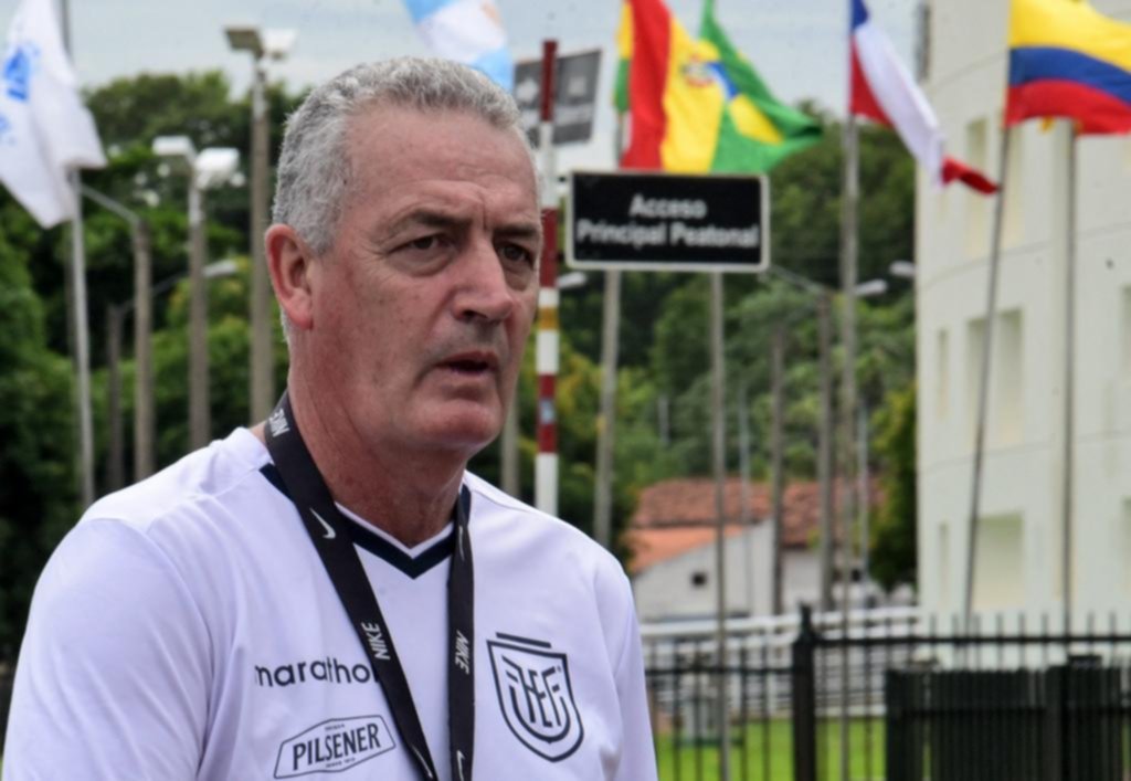 Las tarjetas le marcan las variantes a Gustavo Alfaro