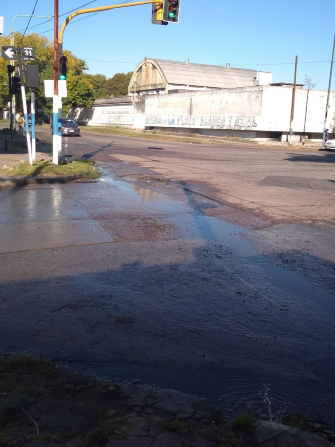 Drama en 76 y 31: una filtración, una laguna y falta de presión en las canillas