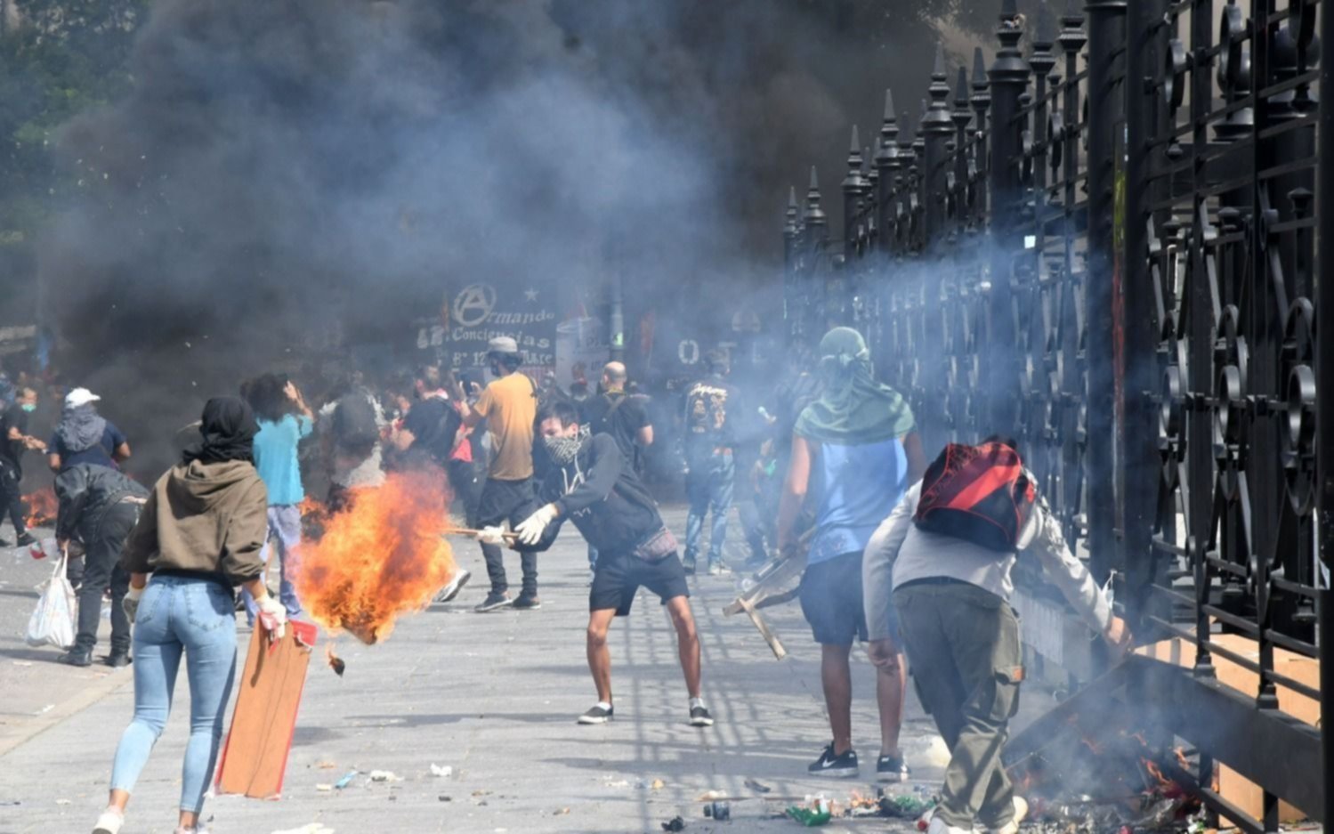 Piqueteros amenazan con un acampe si no devuelven los planes a detenidos por ataque al Congreso