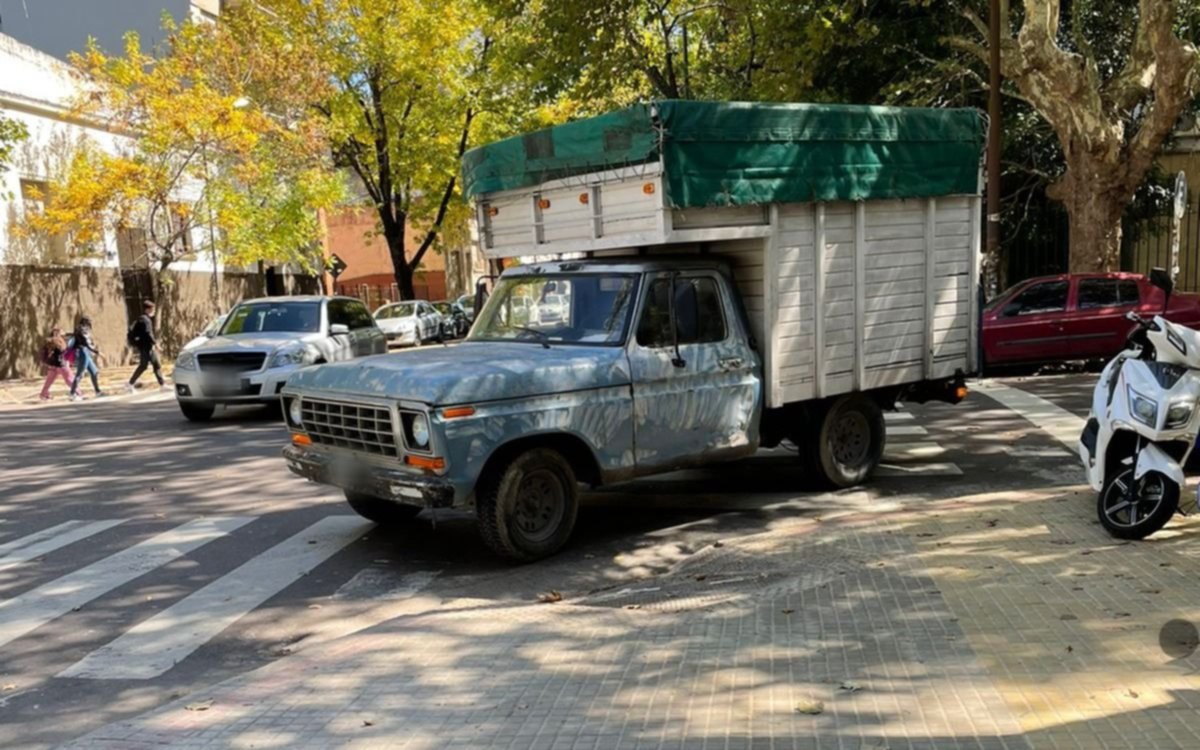 El "estacioná donde quieras" en todo su esplendor: ochavas, veredas y más