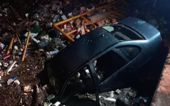Un auto cayó al arroyo en San Francisco Solano