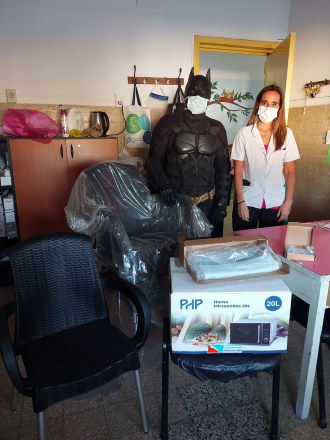 Batman Solidario reveló que una "bativecina" donó $66 mil y los usó para equipar el Hospital de Romero