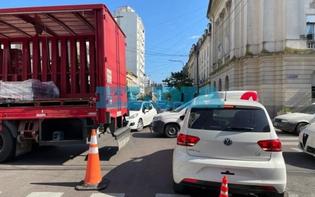 Una poda fuera de época y hora generó un caos descomunal en pleno centro de La Plata