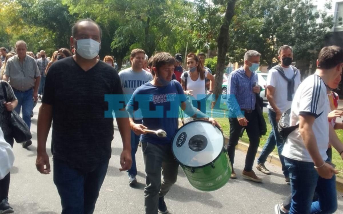 Sigue el conflicto en el Instituto de la Vivienda: nueva manifestación y corte de calle