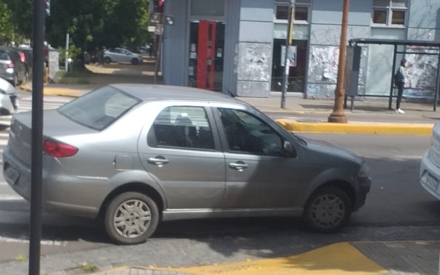 Estacioná dónde quieras: tapó la rampa y la senda en plena Av. 7