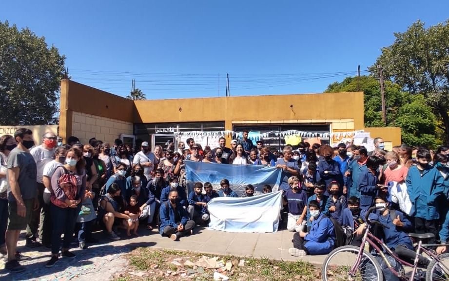 Abrazo simbólico a la Escuela Técnica Nº1 de Quilmes