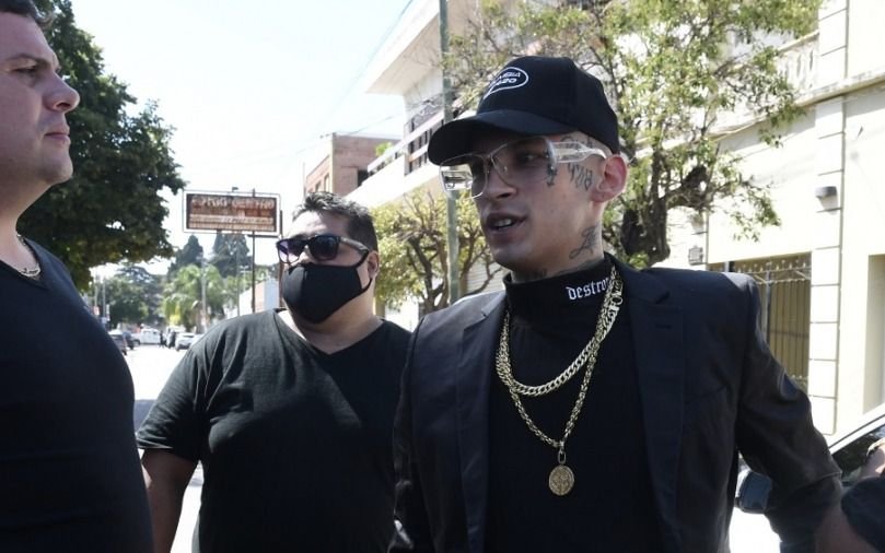 L-Gante fue acusado de golpear con un arma a un fan que le había pedido una foto