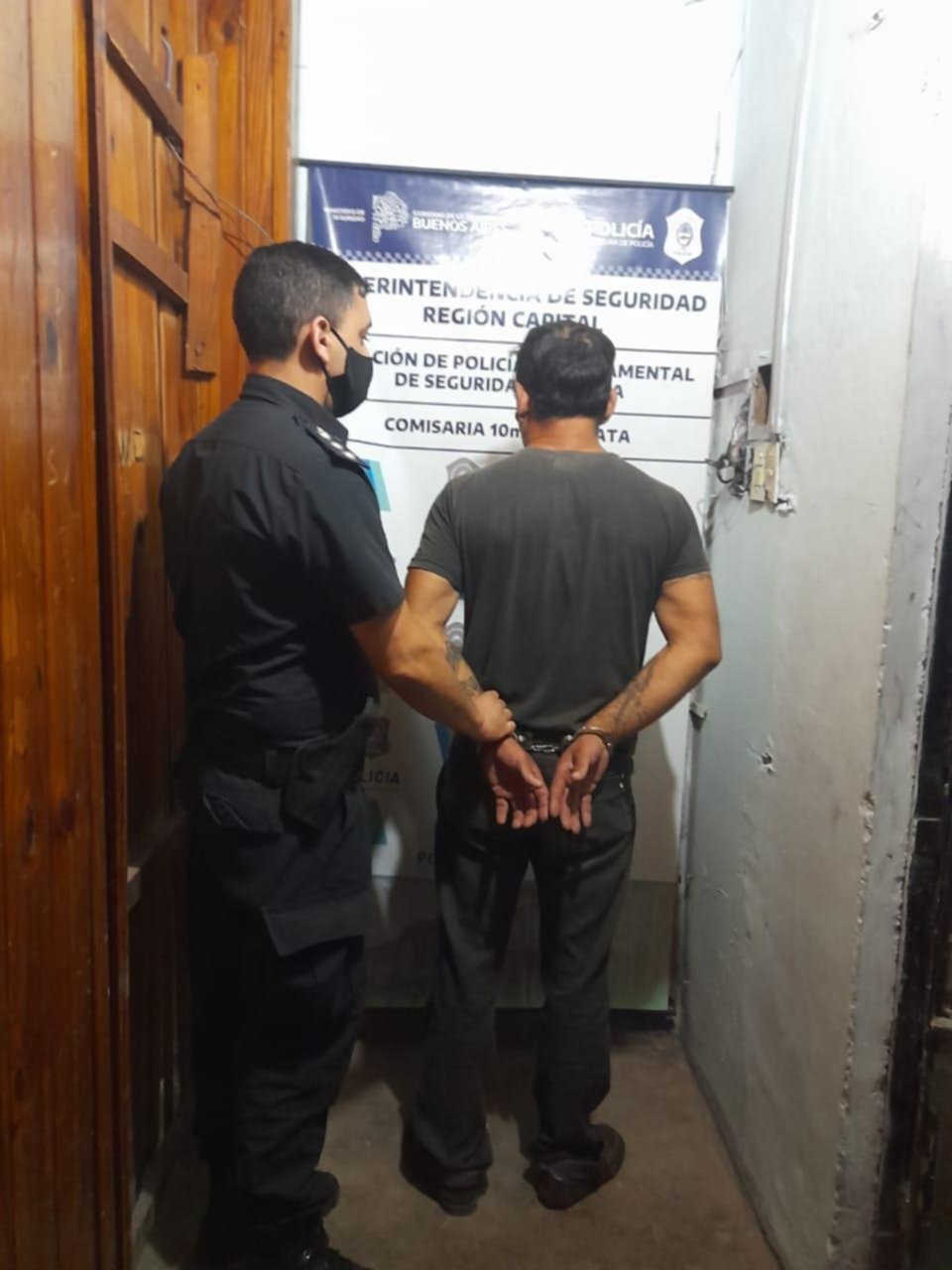 Como en el Far West, cayó con un arma en la cintura