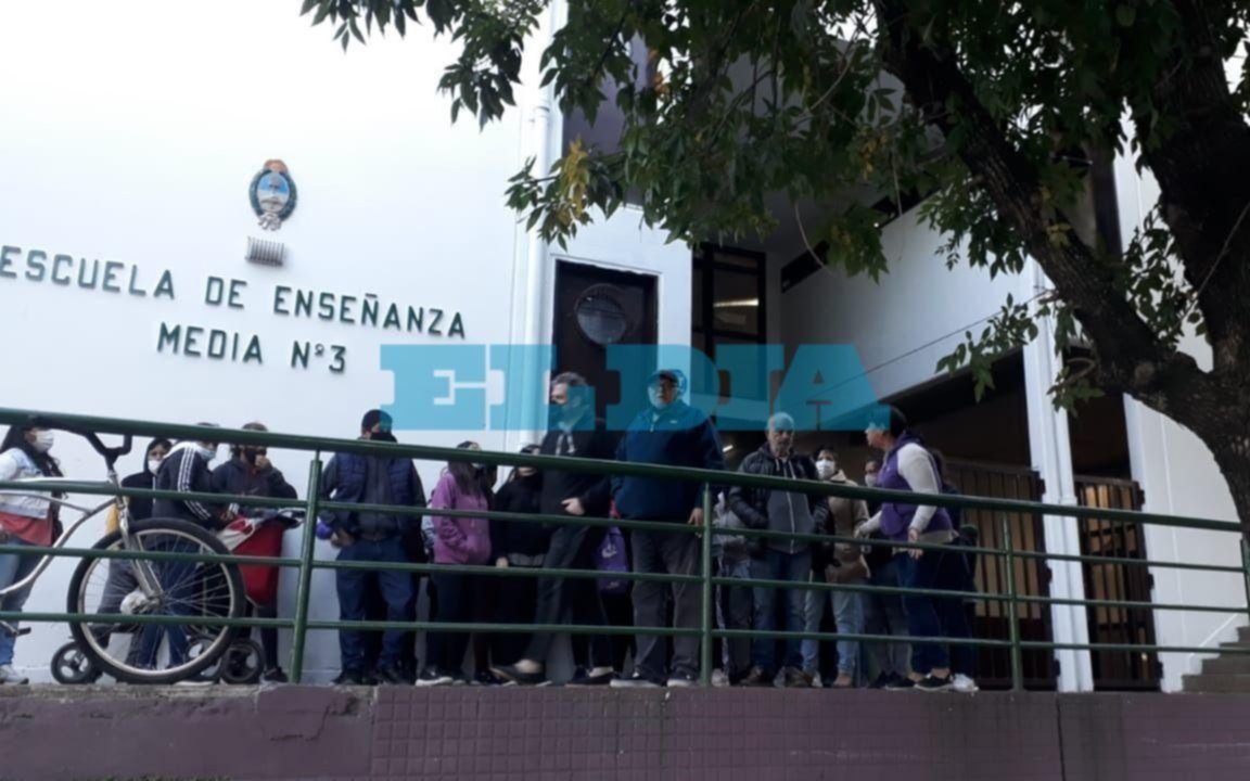 Otra escuela de La Plata movilizada por graves falencias edilicias: "Los chicos todavía van en burbujas"