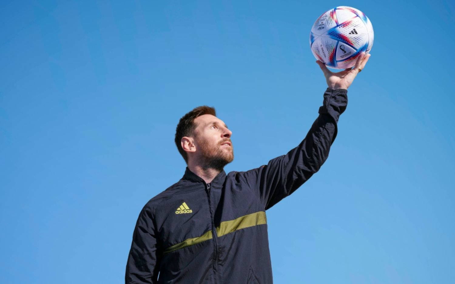 Presentaron la pelota oficial del Mundial, "Al Rihla", y Messi ya la tuvo en sus manos