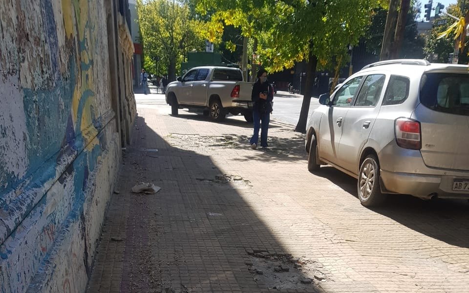 Estacioná dónde quieras: sobre la vereda y en zona céntrica, sin importarles nada  