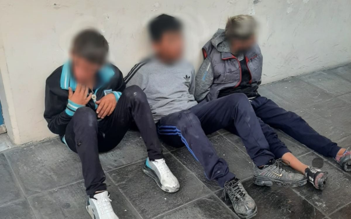 Triste imagen en Ensenada: tres menores de edad fueron atrapados por intentar robar un auto