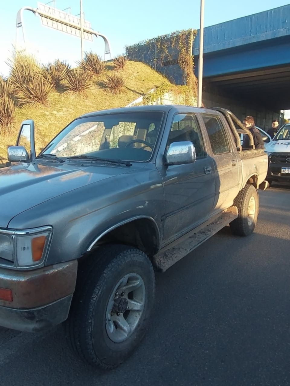 Robó una Hilux estacionada en calle 8 y lo agarraron cuando escapaba por la Autopista