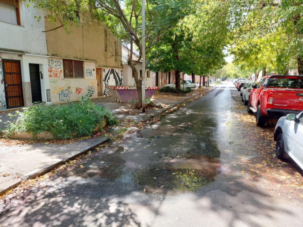 Reclamo en 63 entre 6 y 7 por una pérdida de agua y la calle destruida