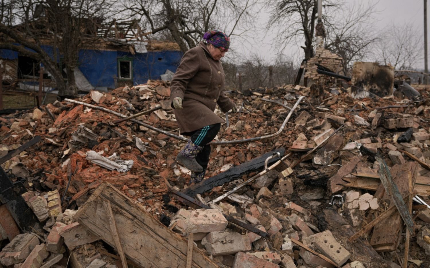 Kiev envía colectivos para evacuar civiles de Mariúpol tras el anuncio ruso de cese al fuego