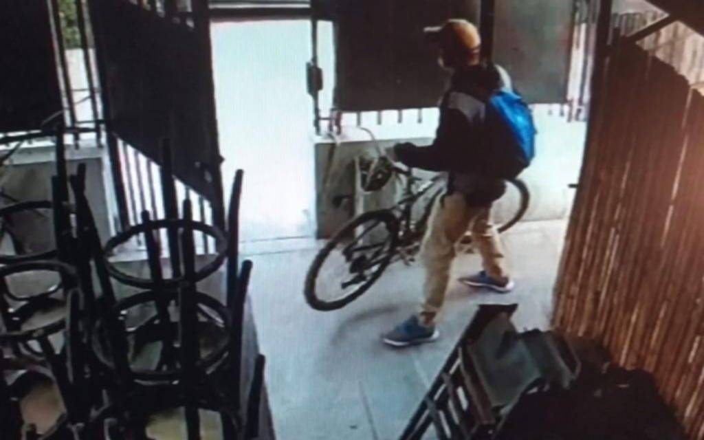 Delincuente ingresó a Antares en City Bell y se robó la bicicleta del dueño
