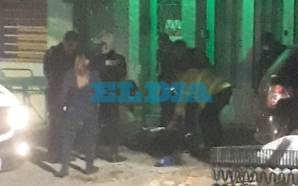 La Plata: policía baleó a un delincuente que se metió en su casa a robarle
